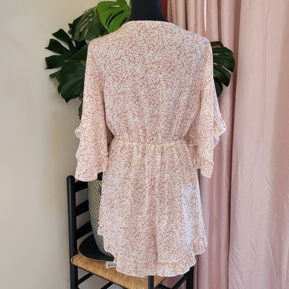 Simplee Ditsy Floral Flutter Sleeve Tie Front Romper Size Small EUC - Picture 4 of 13